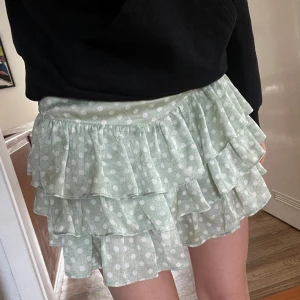 Zara kjol - Populär volangkjol från Zara med inbyggda shorts