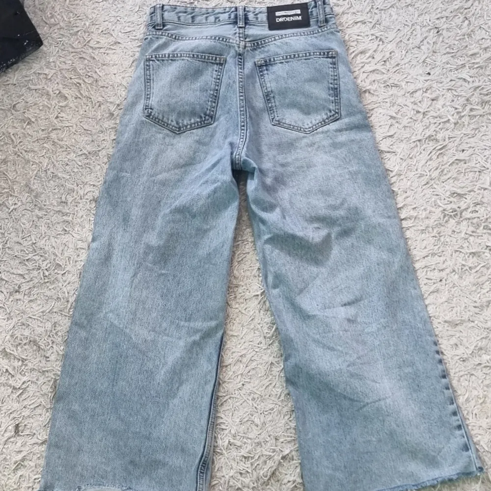 Ett par blåa och vida jeans som tyvärr blivit för små på mig☺️. Jeans & Byxor.
