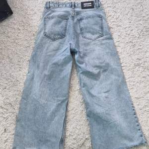 Ett par blåa och vida jeans som tyvärr blivit för små på mig☺️