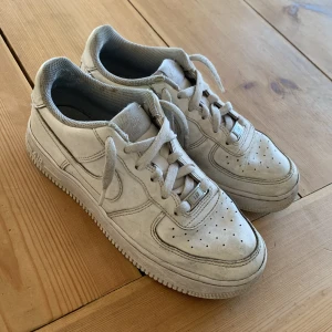 Nike AIR FORCE 1 - Dem är i bra skick köpte dom 2023 har inte använt dem så mycket. Köpte dom av JDsports Nypris 1400kr