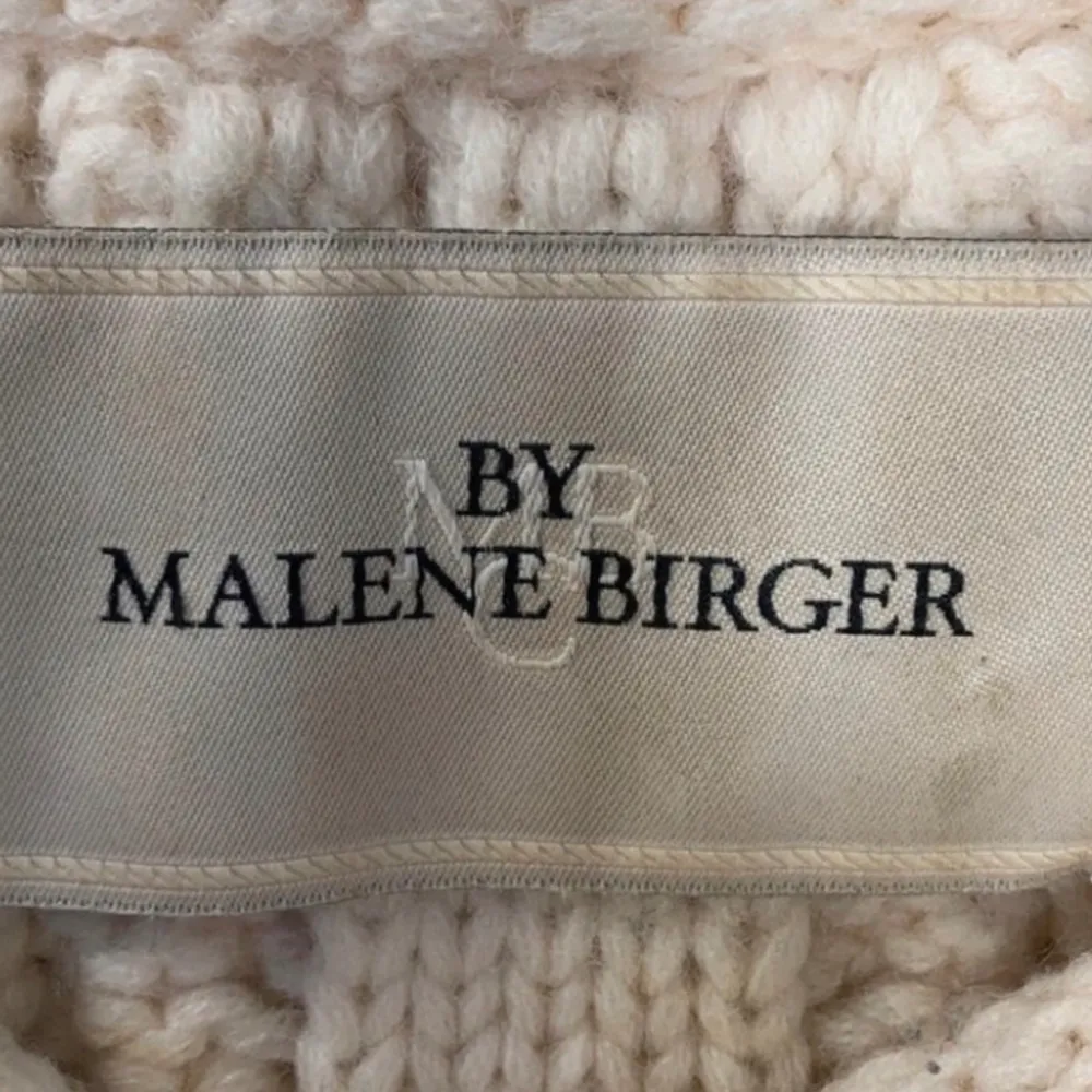 Säljer denna fina trekvartsärmade tröjan från By Malene Birger. Super fint skick! Använd fåtal gånger. Inga defekter förekommer. Säljer för betydligt mycket billigare än ordinarie pris på 800kr ❣️. Tröjor & Koftor.