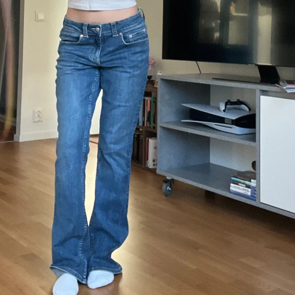 Säljer dessa lågmidjade Bootcut jeans som jag köpte här på Plick då de tyvärr inte passar mig. De är från Gina i storlek 36 💓 . Jeans & Byxor.