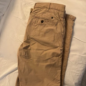 Ganali chinos - Inköpt på NK Stockholm. Kvitto finns ej.   Strl 50.  Köparen står för fraktkostnaden.   Kan mötas upp i centrala Stockholm.   Allt på min sida är äkta.
