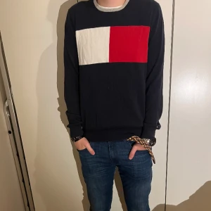 Tommy hillfiger sweatshirt - Riktigt fräsch sweatshirt i bra skick, om ni har några frågor hör av er!