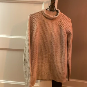 Stickad tröja 💗 - Några maskar har gått upp med det är lätt att fixa 💗 storlek:xs men passar även m/s och kanske även L