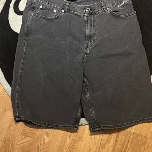 sweet skate jorts - sweet skate jorts perfekt skick inga skador köpta på junkyard