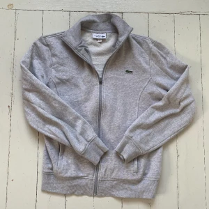 Lacoste zip-up - Tja! Säljer min älskade Lacoste zip up pga att jag har växt ur den, inget märkvärdigt slitage. Om du undrar efter något tveka inte, skicka iväg ett meddelande!   Kan posta och mötas upp i centrala eller södra Stockholm 