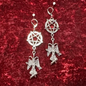Nya örhängen m pentagram & Baphomet Ockult Wicca Metal Goth Satanic Punk Rock Emo Alternative  - Örhängen m rikt utsirade pentagram & Baphomet, ibland kallad getguden från Mendez.    Längd ca 10 cm, bredd 2 cm. Ringar. Vitmetall.  Nytillverkade och oanvända förstås.   En unik och magisk present till dig själv eller någon du tycker om. 