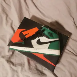 Säljer mina aj1 pine green 1.0, handledning är till oanvändning, kvitto finns med original pris 3999kr, extra laces finns, pris kan diskuteras vid snabb affär, DMa för frågor eller funderingar 