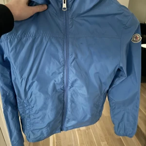 Moncler windbreaker  - Storlek 14yr samma som xs en fläck i armhålan som inte syns när den är på 