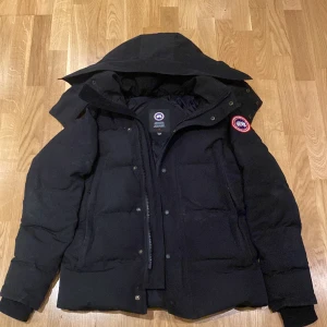 Canada goose - Säljer min canada goose jacka den är i väldigt bra Skick men har ingen päls till den 