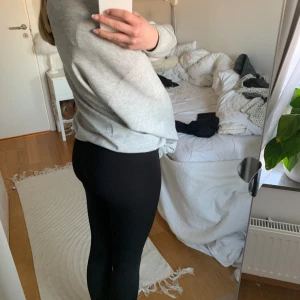 Svarta träningsbyxor  - jag säljer nu dessa fina svarta träningstights från hm pga att jag köpte fel modell, de är i bra skick💘 köparen står för frakten 
