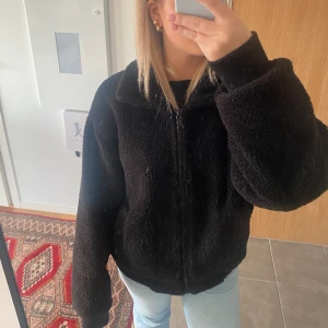 Teddyjacka  - 💓INTRESSEKOLL💓Svart teddyjacka. Jätteskön och varm!