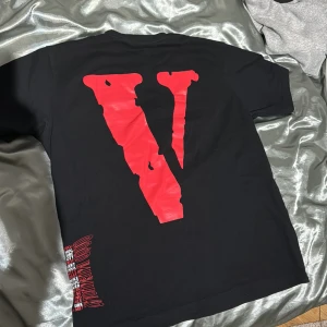 Vlone x NAV Tshirt - Svart röd Good Intentions tshirt. Tshirten släpptes som merch till artisten NAV. Storlek M passar också S om man vill ha den lite avslappnad. Pris kan diskuteras.