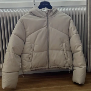Jacka - Säljer en kort dunjacka i läderimitation från Bershka. Används ej längre. Säljer den för mindre än halva priset!💖