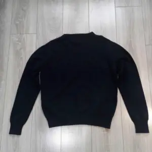 Mörblå stickad tröja från Gant, 100% ull Perfekt skick, som ny storlek medium