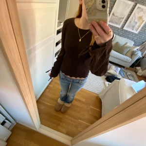 Brun blus  - Säljer denna jätte fina bruna blus från Gina tricot. Den har detaljer i båda armarna och är i ett veckat material. Tröjan är i väldigt bra skick och är storlek xxs men känns som en xs eller s🩷