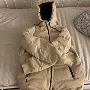 Beige pufferjacka - En beige pufferjacka i storlek small i nästan nyskick!