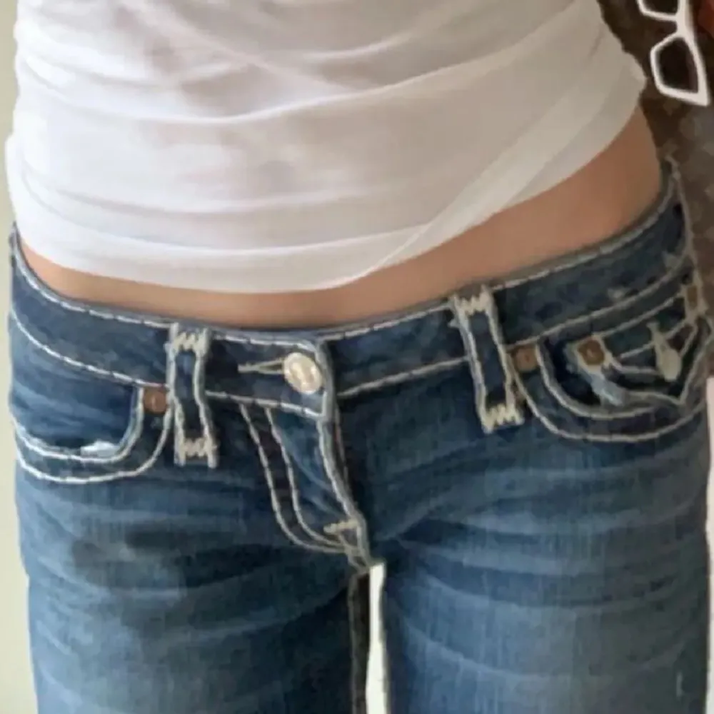 Lågmidjade jeans från true religon med vita sömar. W27, jag är ca 162cm lång. Brukar ha storlek 36💕. Jeans & Byxor.