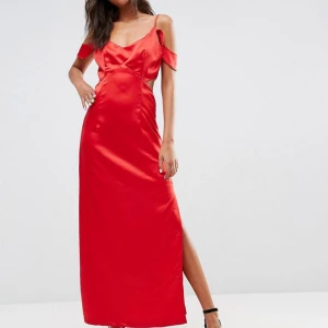 Balklänning  - Röd balklänning i satin med små cutouts i midjan och fin detalj över axlarna.