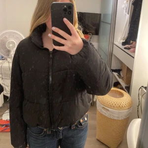 Pufferjacka - Svart pufferjacka fråk Veromoda❤️Obs! Fläck på kragen se bild två. 