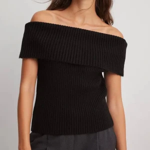 Stickad topp - Säljer denhär superfina toppen från nakd, då den är för stor på mig. Nypris 399kr. (Bilderna är från deras hemsida)