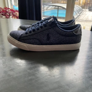 Ralph lauren skor - Säljer nu mina jätte fina Ralph lauren skor som är slutsålda överallt. Dem är endast testade och är utöver det helt oanvända. ❤️