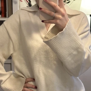 STICKAD TRÖJA - Vit stickad tröja från Gina Tricot! 