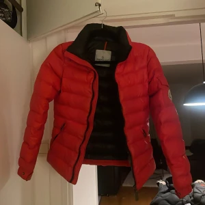 Moncler jacka  - Röd moncler jacka dam Stl 2 Nyskick