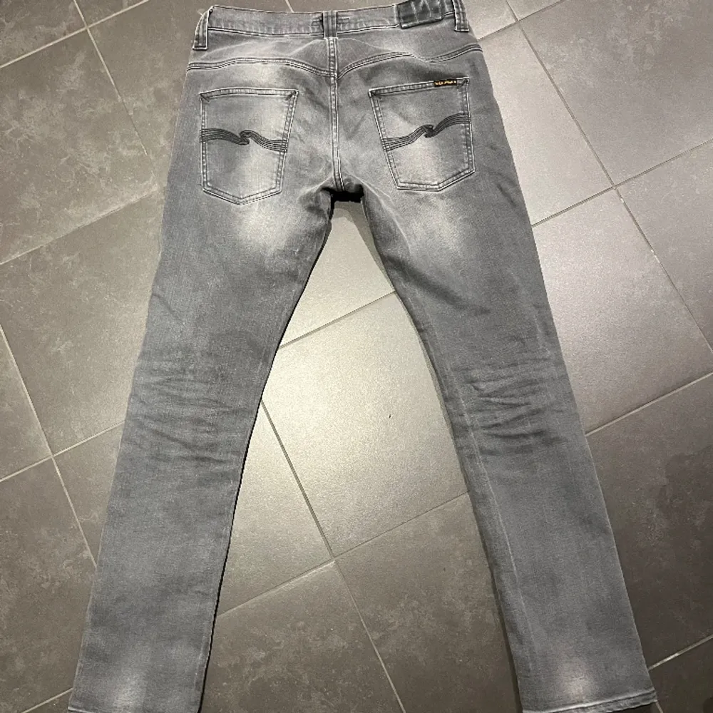 Säljer mina nudie jeans i storlek 32,32. Modellen heter grim tim. Inga defekter eller liknande, skriv vid funderingar/// Olle. Jeans & Byxor.