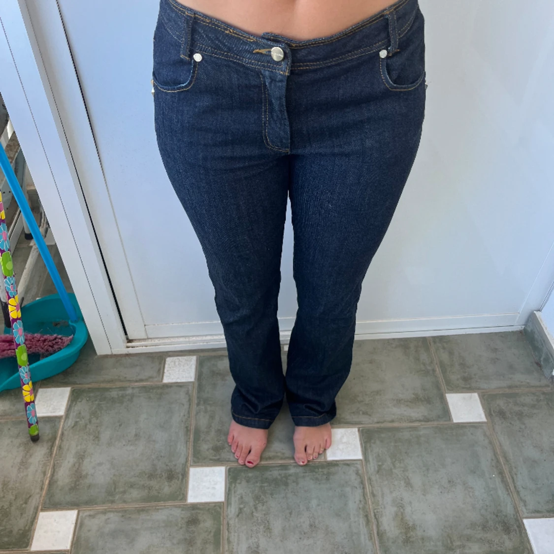 lågmidjade jeans med nitar