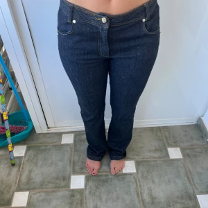lågmidjade jeans med nitar - säljer mina jättefina jeans med nitar. En nit är av på baksidan men inget som syns. Köpta i Spanien OBS klicka inte på köp direkt då frakten är dyrare eftersom att de fraktas från Spanien!