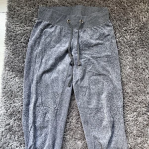Mjukisbyxor - Gråa mjukisbyxor från Cubus i storlek S🤍