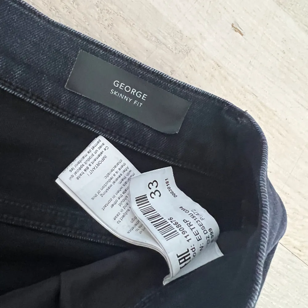 Säljer dessa as fräcka dondup jeans i nyskick! Storlek: 33! Modellen heter George & jeansen är köpta på United Fashion! Nypris: 4200kr. Jeans & Byxor.