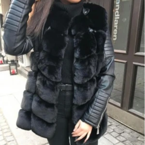 Mörkgrå pälsväst  - Mörkgrå pälsväst från VivaNilla i fuskpäls. Den är i storlek XS men jag skulle säga att den passar XS-M då jag själv är M. Den är knappt använd och jag köpte den för 1299.