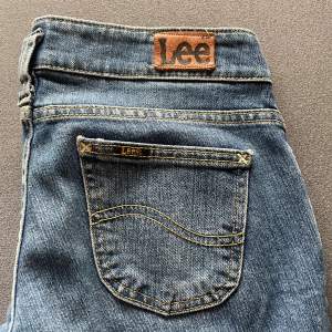 En par riktigt fina jeans ifrån Lee och jag önskar verkligen dom hade passat mig! Jag köpte dom ifrån plick för 220 men dom var tyvärr för stora men längden passade mig perfekt och jag är 161! Det är ett bra material och lite uppsydda längst ner! 🥰🥰