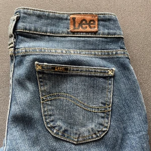 Lee jeans 💕 - En par riktigt fina jeans ifrån Lee och jag önskar verkligen dom hade passat mig! Jag köpte dom ifrån plick för 220 men dom var tyvärr för stora men längden passade mig perfekt och jag är 161! Det är ett bra material och lite uppsydda längst ner! 🥰🥰