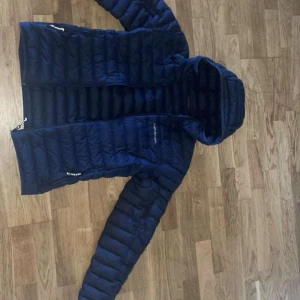 Peak performance jacka - Säljer min peak jacka som jag inte använder längre. Den är nästan helt ny och bara använd ett fåtal gånger.