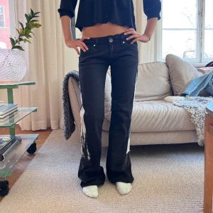 Jeans! - Så snygga jeans!! MIDJEMÅTT:80cm INNERBENSLÄNGDEN:80cm