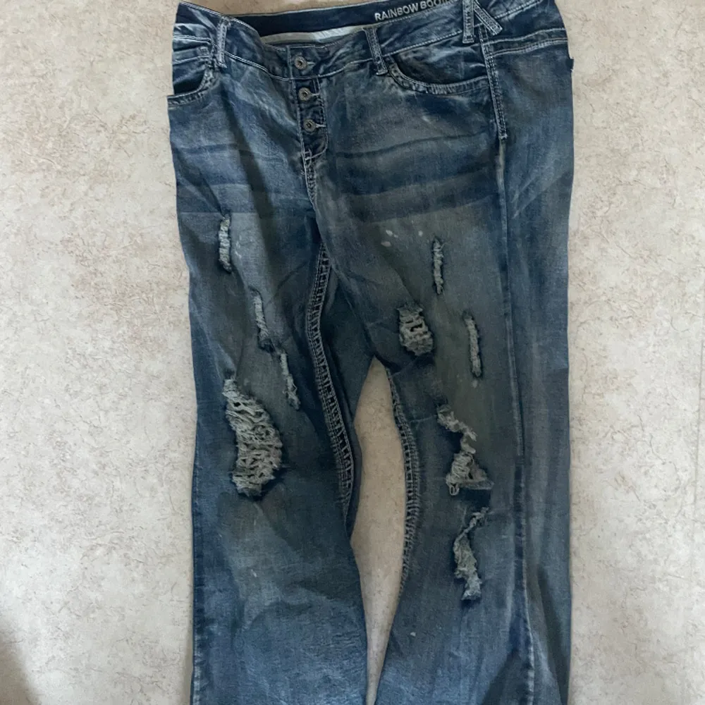 asfeta washed drain jeans med bootcut passform, skitsnygga och bra kvalité men kommer tyvärr inte till användning. pris kan diskuteras!. Jeans & Byxor.