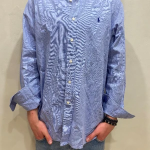 Ralph Lauren Skjorta  - Skjorta Polo Ralph Lauren  Modell: 184cm & väger 73kg Storlek: EU 42 Motsvarar storlek M/L Skick: 7/10 smutsig i armhålorna, missfärgad i kragen. Material: Bomull  Skriv om ni har frågor! 