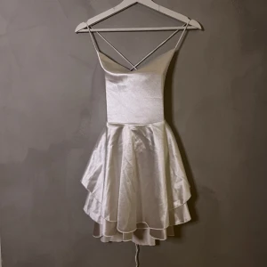 Studentklänning  - Säljer denna superfina klänning då den tyvärr inte passade mig. Tänkte ha den som studentklänning. Jag köpte den för 550kr💞