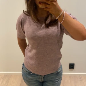 Stickad topp - Jättefin stickad tröja från Veromoda💗Aldrig använd, köpt ny men utan prislapp! Köptes för 199kr och säljer för 150 då den tyvärr inte blir använd. Storlek S men passar även Xs.