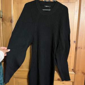 Denna otroligt snygga svarta stickade klänningen ska nu säljas! Helt oanvänd!