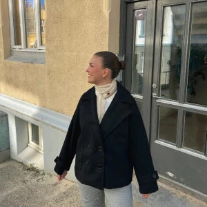 Kappa - Säljer min kappa från Designbysi som knappt har använts, köpt i januari. Är i fint skick🩷