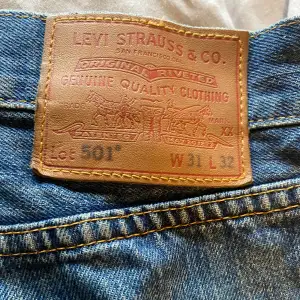 Lite små defekter på byxan och lite missfärgning vid gylfen men annars ett par fräscha jeans