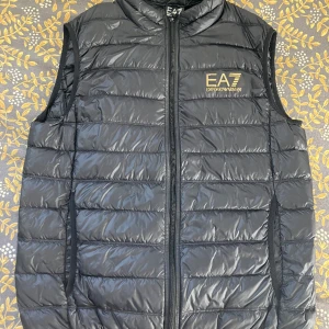 Armani väst - Armani best, perfekt nu till våren. Aldrig använd 10/10 skick. Storlek L men passar M små i storleken.