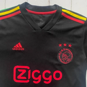 Ajax matchtröja tredjeställ 21/22 - Tja! Säljer min Ajax tröja, inget märkvärdigt slitage, använd fåtal gånger. Om du har någon fråga, tveka inte att skicka iväg ett meddelande.  Kan mötas upp i centrala eller södra Stockholm