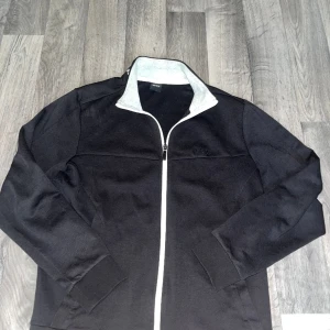 HUGOBOSS ZIP☔️ - Storlek S  Inga hål eller liknande defekter Hör av er för fler frågor🙏