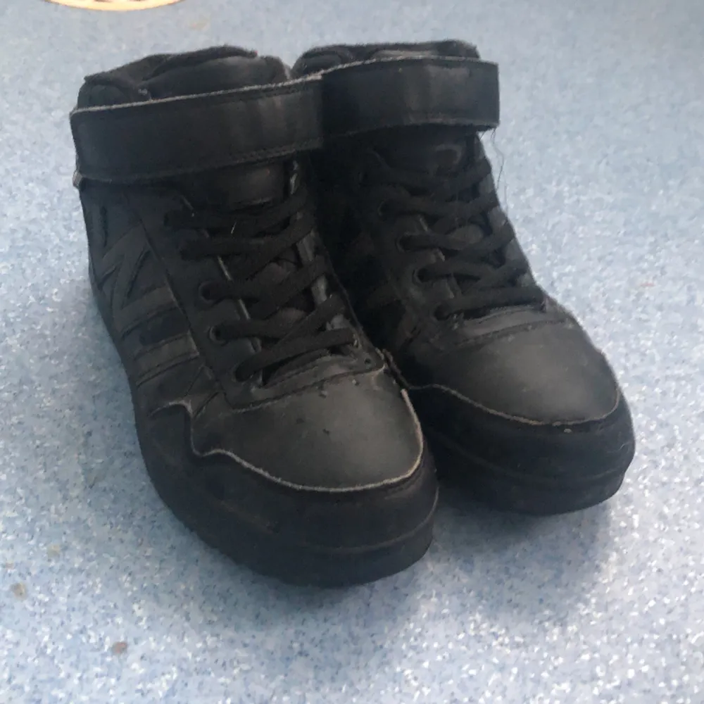 Svarta skor med reflexer🤍🫶🏻Det står att de är vattentäta💕. Skor.
